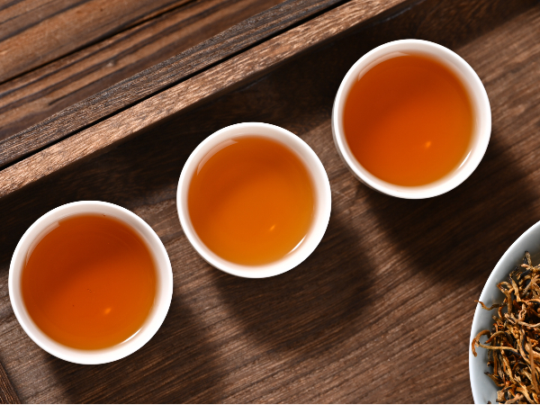 茶知識：紅茶的湯色是越紅越好嗎？教你看懂紅茶湯色-葉片情茶業(yè)